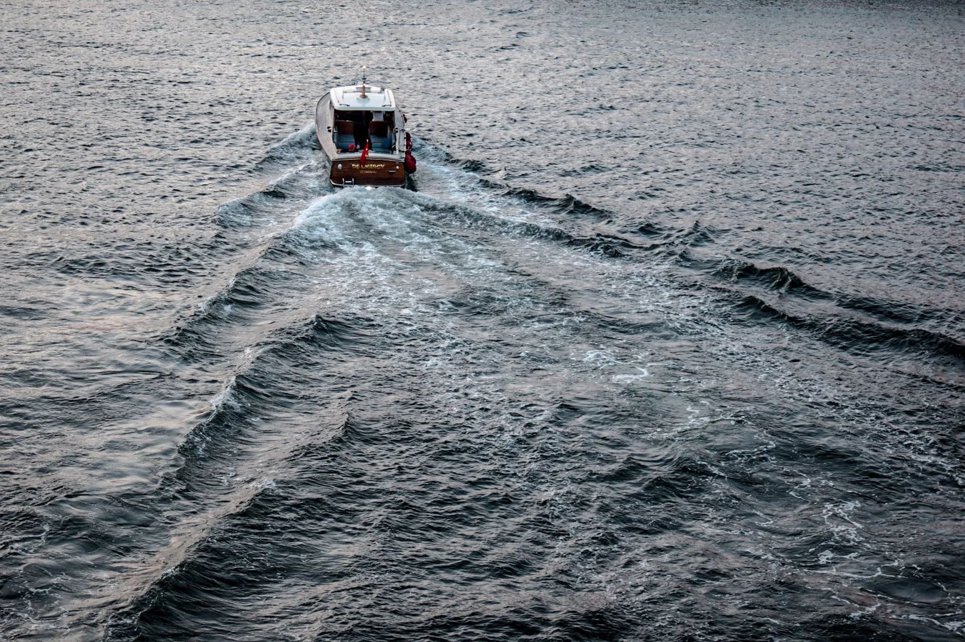 Aerial view of a motorboat and its wake.
